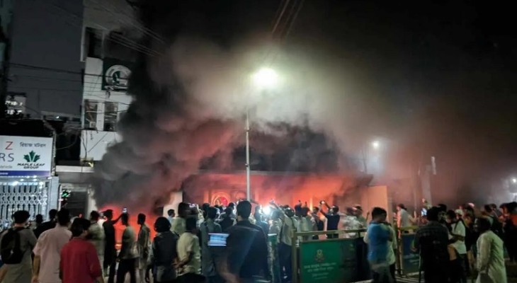 সন্ধ্যার পর জাতীয় পার্টির কেন্দ্রীয় কার্যালয় ভাঙচুর-অগ্নিসংযোগ