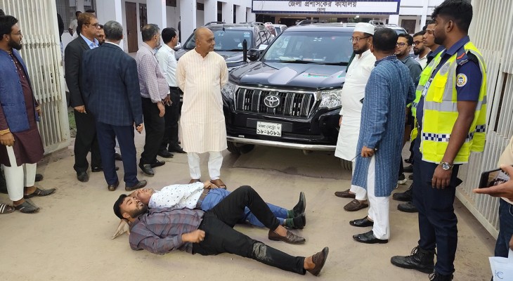 ভোলা-বরিশাল সেতুর দাবিতে তিন উপদেষ্টাকে অবরুদ্ধ করলেন স্থানীয়রা