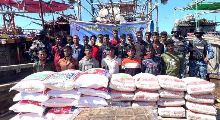 সেন্টমার্টিনে মিয়ানমারগামী খাদ্য ও নির্মাণ সামগ্রীসহ ২২ পাচারকারী আটক