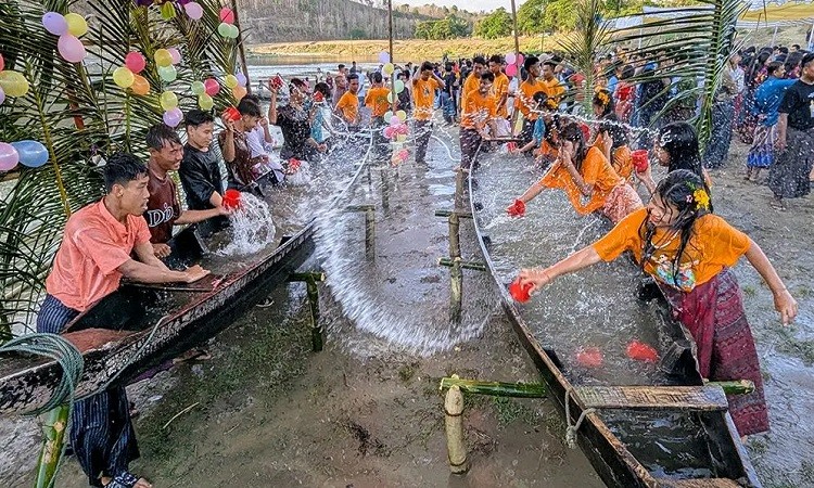 জলকেলিতে মেতেছেন মারমা তরুণ-তরুণীরা