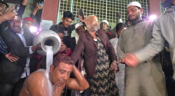 দুধ দিয়ে গোসল করে জামায়াতে যোগ দিলেন মৎস্যজীবী দলনেতা