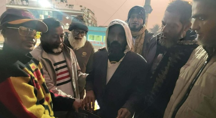 কুয়াকাটায় ভারসাম্যহীনদের শীতবস্ত্র পরিয়ে দিলেন বাতিঘরের সদস্যরা