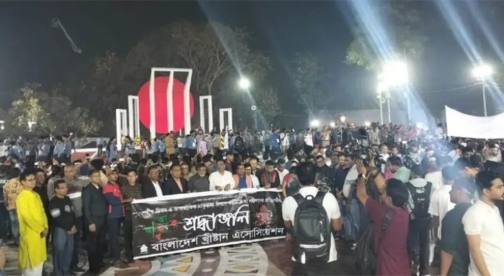 শ্রদ্ধা জানাতে কেন্দ্রীয় শহীদ মিনারে মানুষের ঢল
