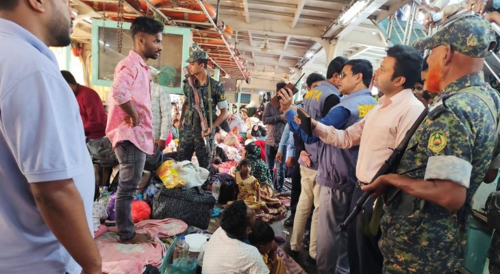 পটুয়াখালী লঞ্চঘাটে অভিযান, পাঁচ লঞ্চ থেকে শতাধিক তোশক জব্দ