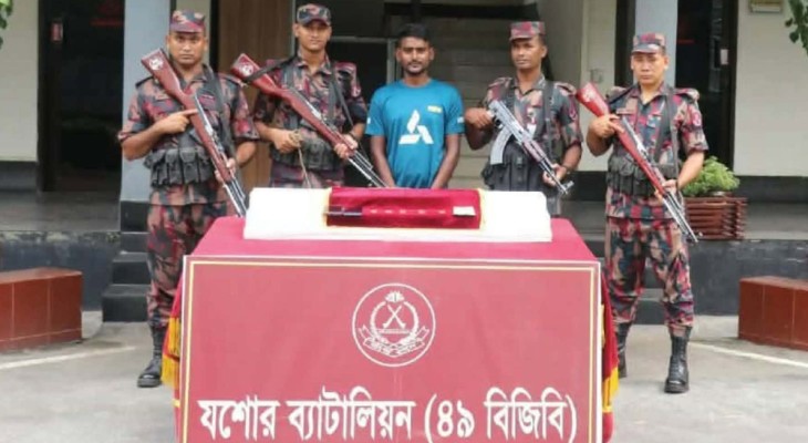 বেনাপোল সীমান্তে পাচারের আগেই ১ কোটি ১০ লাখ টাকার স্বর্ণসহ যুবক আটক