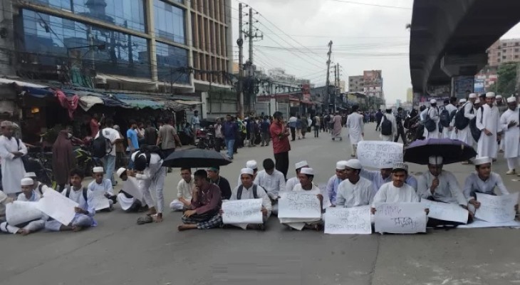 ঢাকা-ময়মনসিংহ মহাসড়ক অবরোধ করে শিক্ষার্থীদের বিক্ষোভ