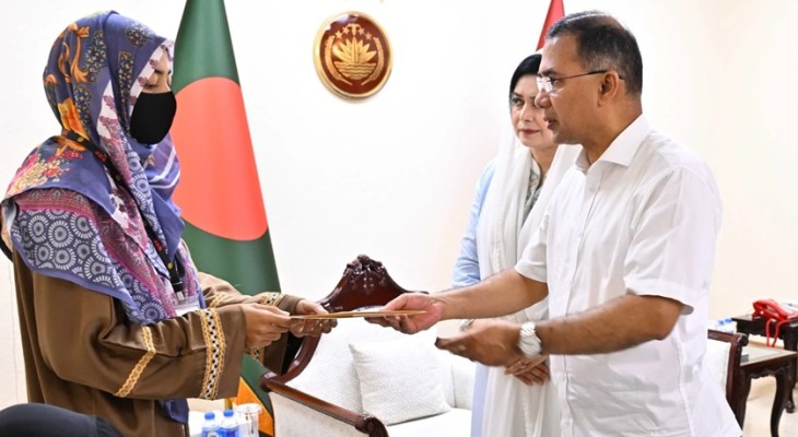 হাটহাজারীতে শহীদ দুই সেনাসদস্যের পরিবারকে প্রধানমন্ত্রীর আর্থিক সহায়তা