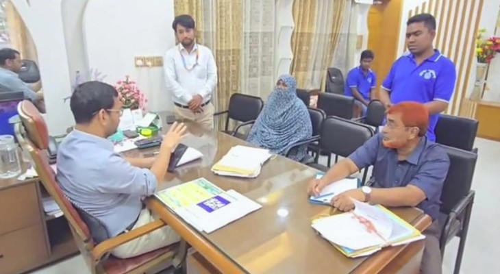 পাবনাতে অসুস্থ মাকে ঘরে রাখতে নারাজ ছেলে, ইউএনওর কাছে অভিযোগ