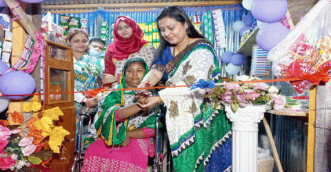 প্রতিবন্ধী নারীকে দোকানঘর করে দিল নরসিংদী লেডিস ক্লাব
